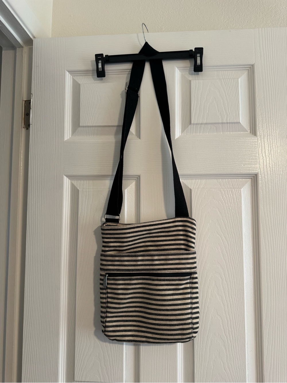 Thirty-one canvas crossbody bag.